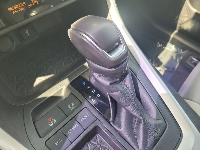 Used 2020  Toyota XLE Premium image 20