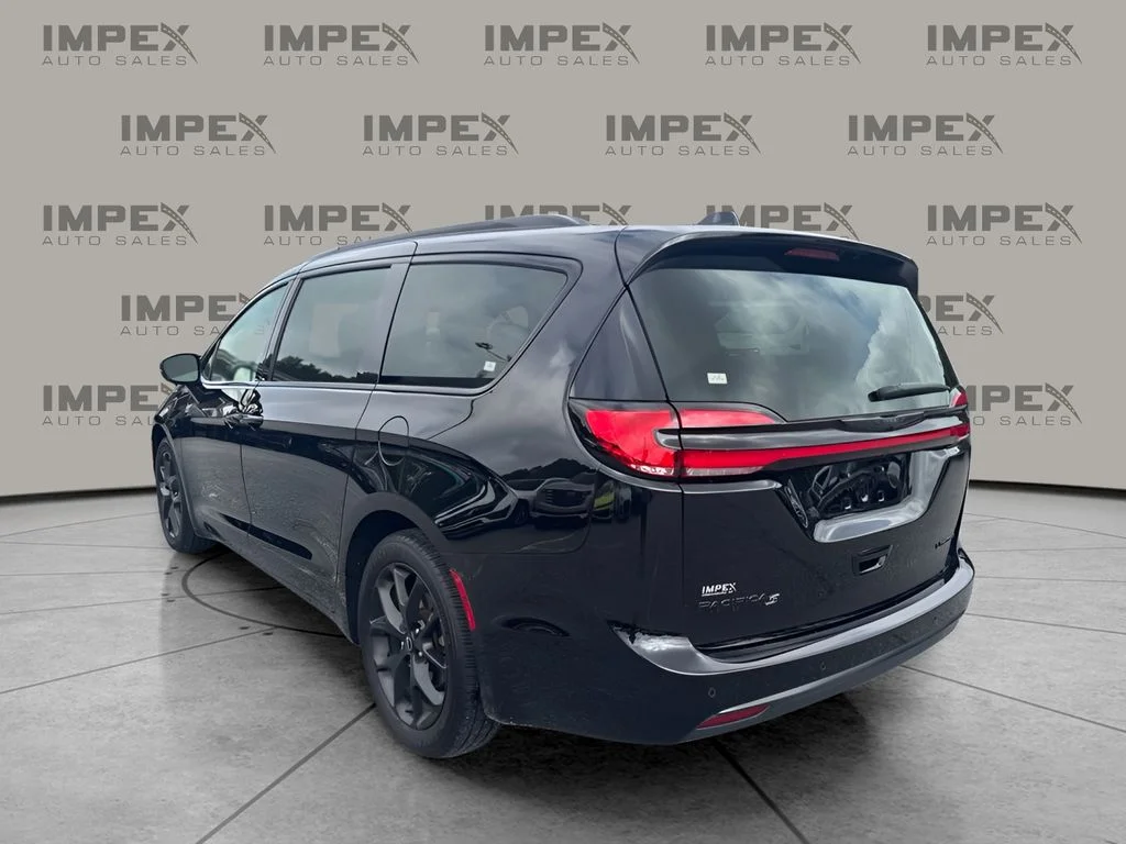 Used 2025 Black Chrysler Limited image 3
