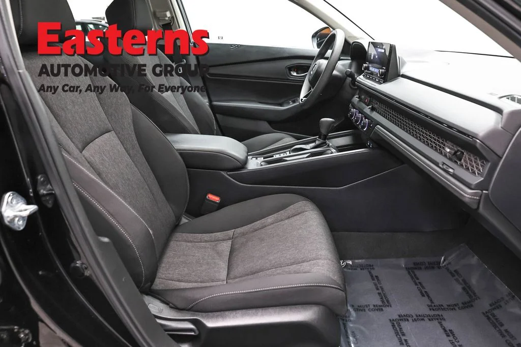 Used 2025 Black Honda SE image 23