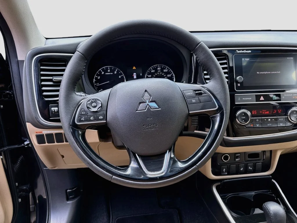 Used 2019 Labrador Black Metallic Mitsubishi SEL image 11
