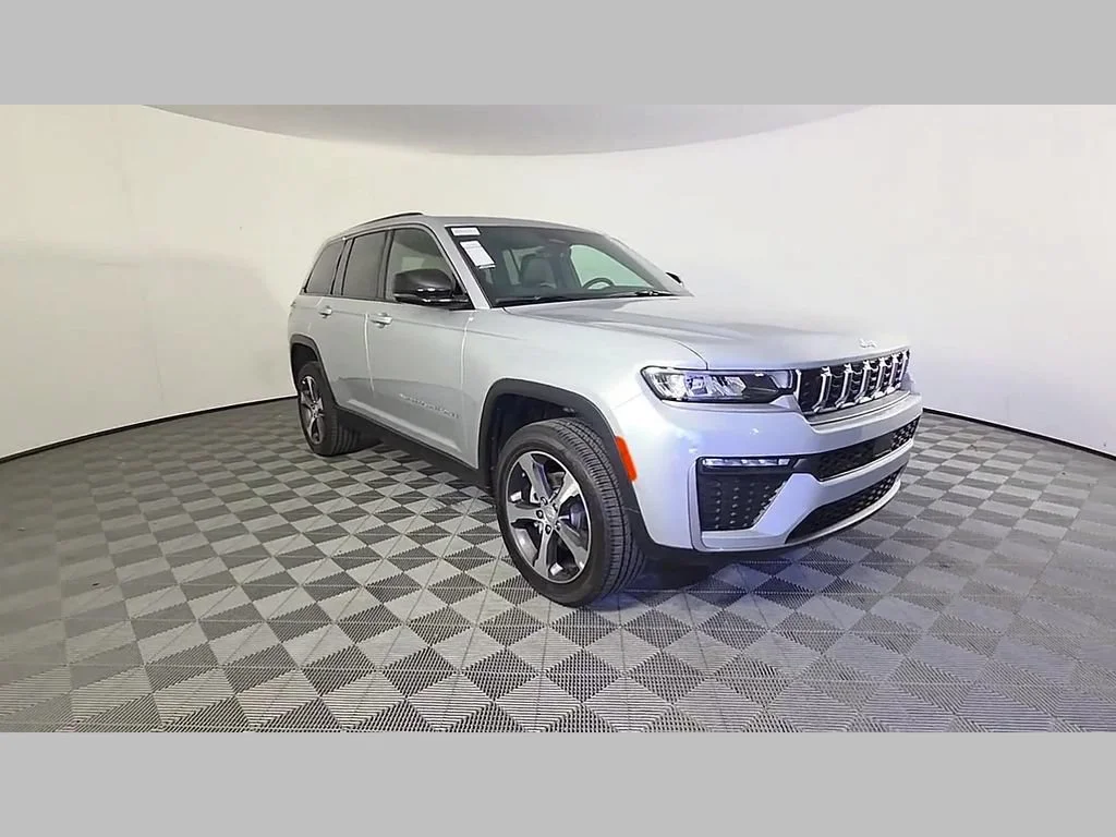 New 2026 Silver Zynith Exterior Paint Jeep Limited image 40
