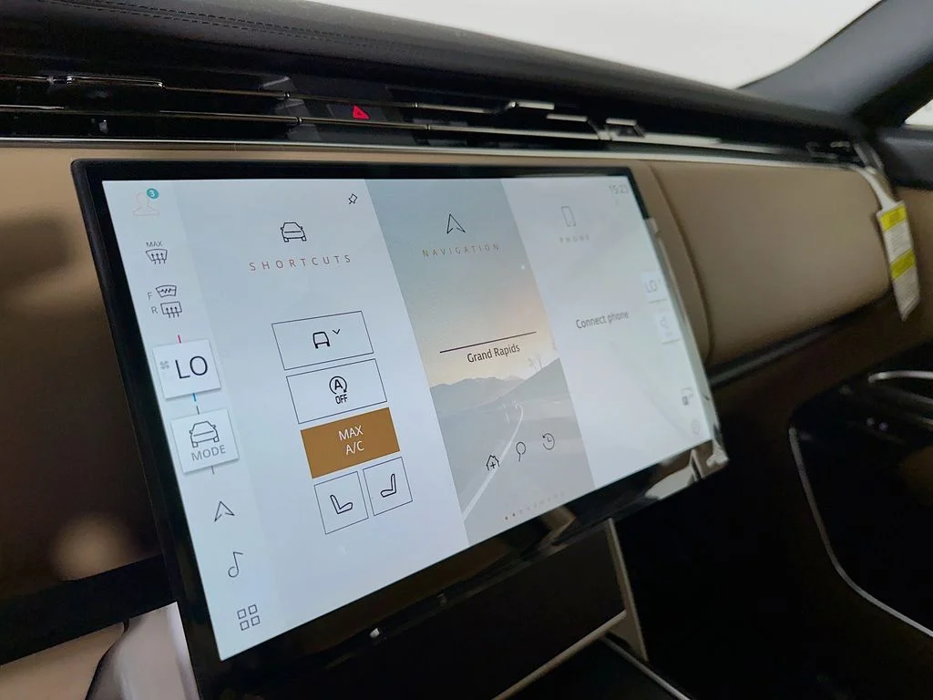 New 2026 Fuji White Land Rover SE image 17