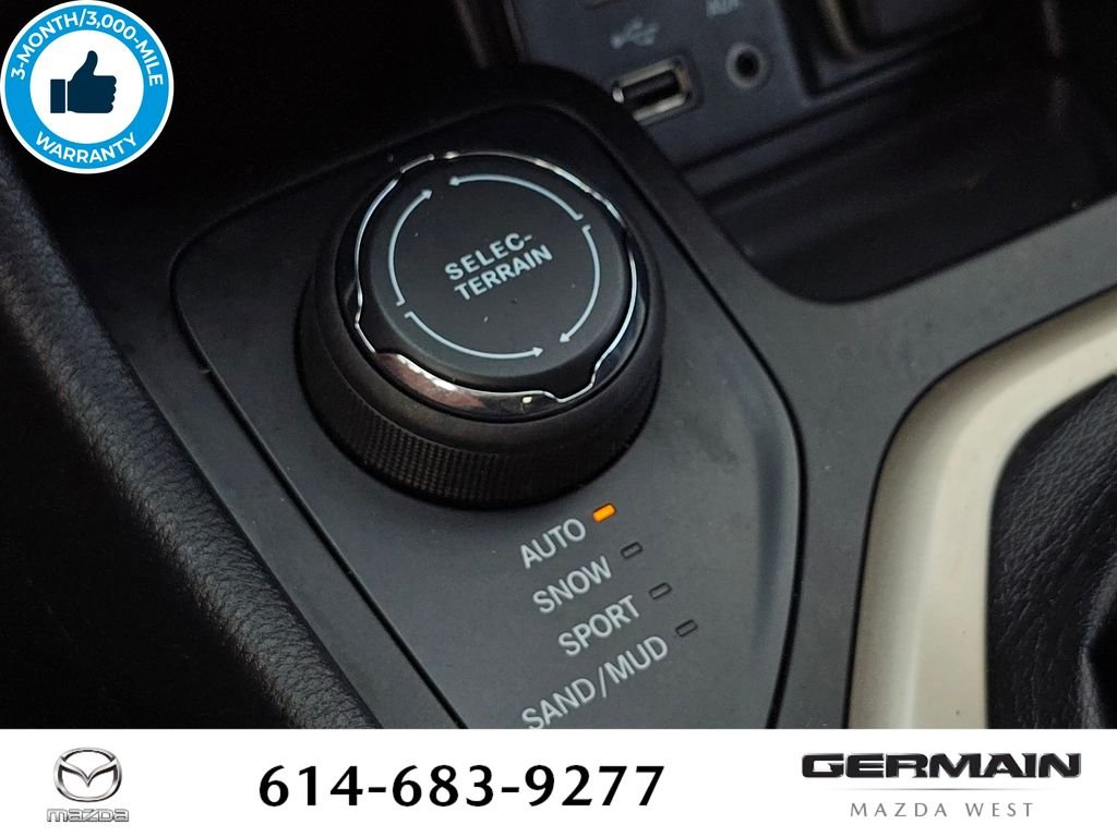 Used 2016 White Jeep Latitude image 33