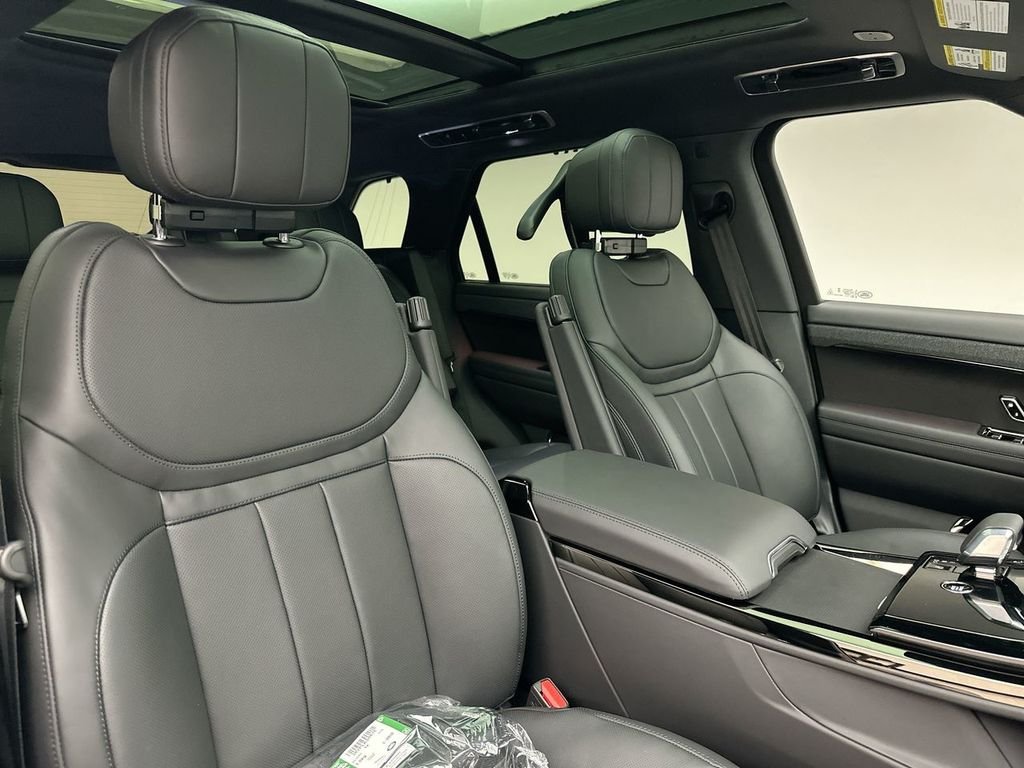 New 2026 Santorini Black Land Rover Dynamic SE image 6