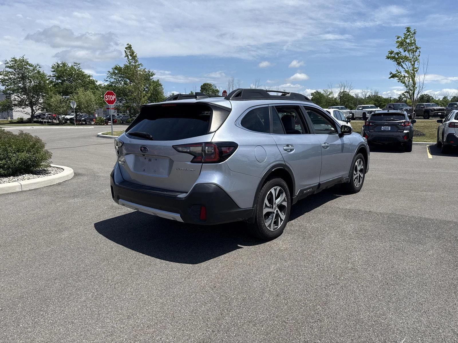Used 2021 Ice Silver Metallic Subaru Limited image 4