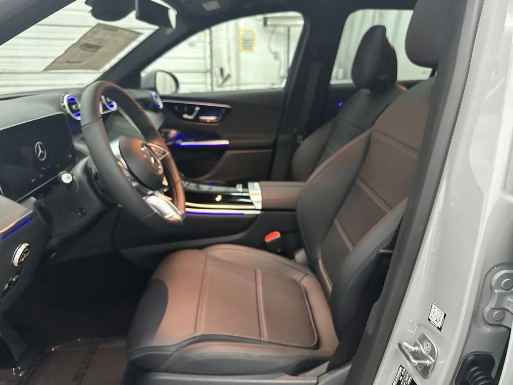 New 2027 White Mercedes-Benz GLC 300 image 21