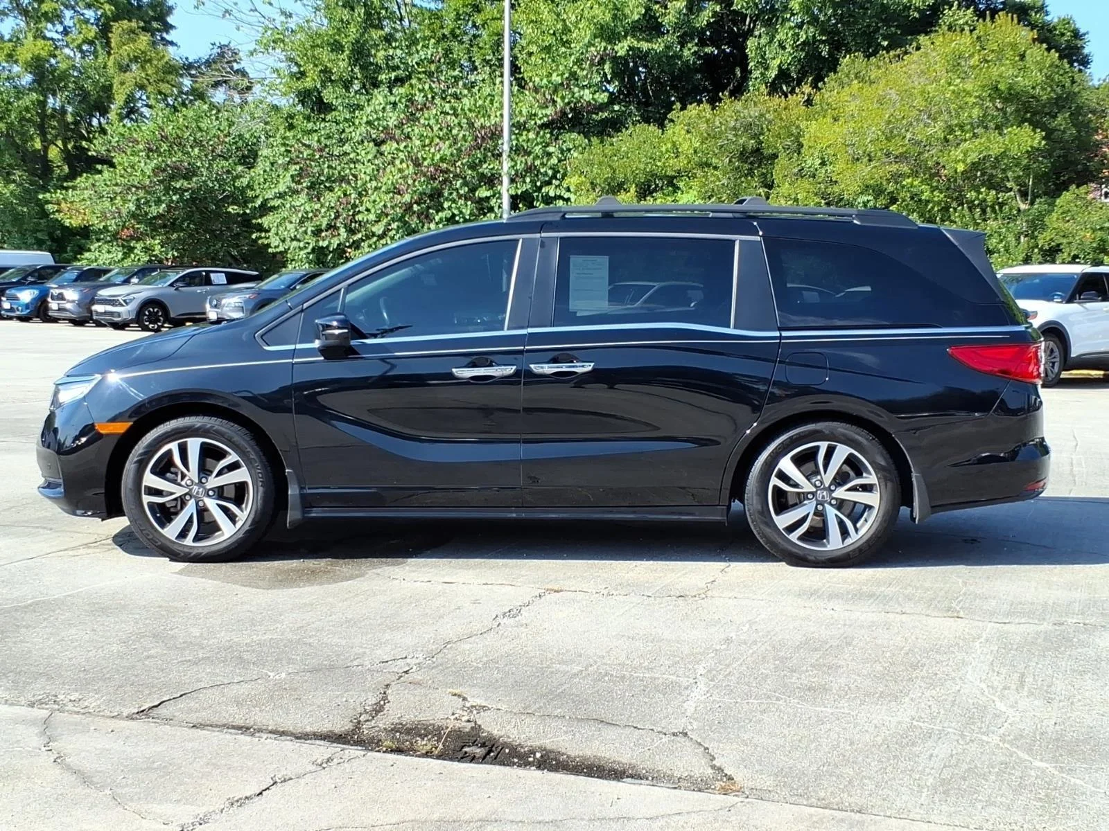 Used 2023 Crystal Black Pearl Honda Touring image 3