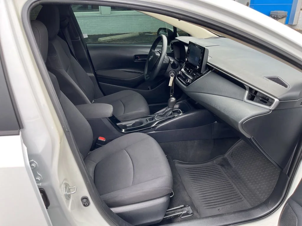 Used 2022 White Toyota LE image 21
