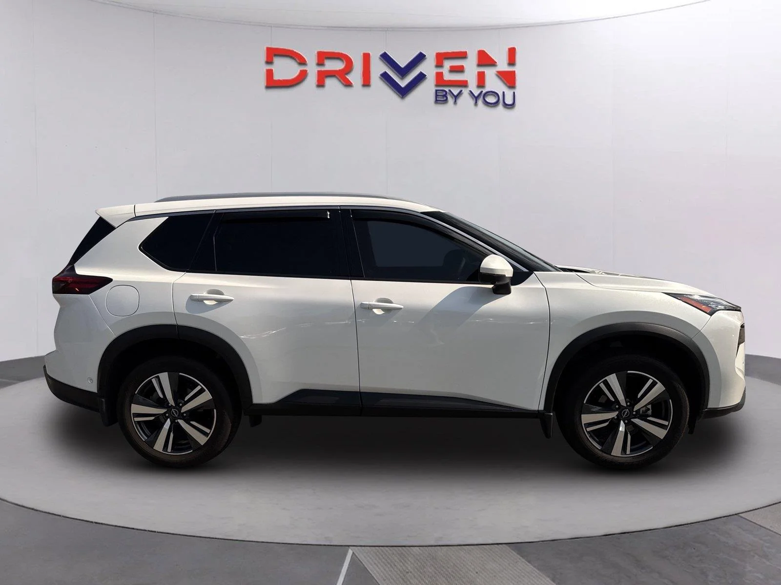 Used 2025 Everest White Pearl Nissan SL image 2