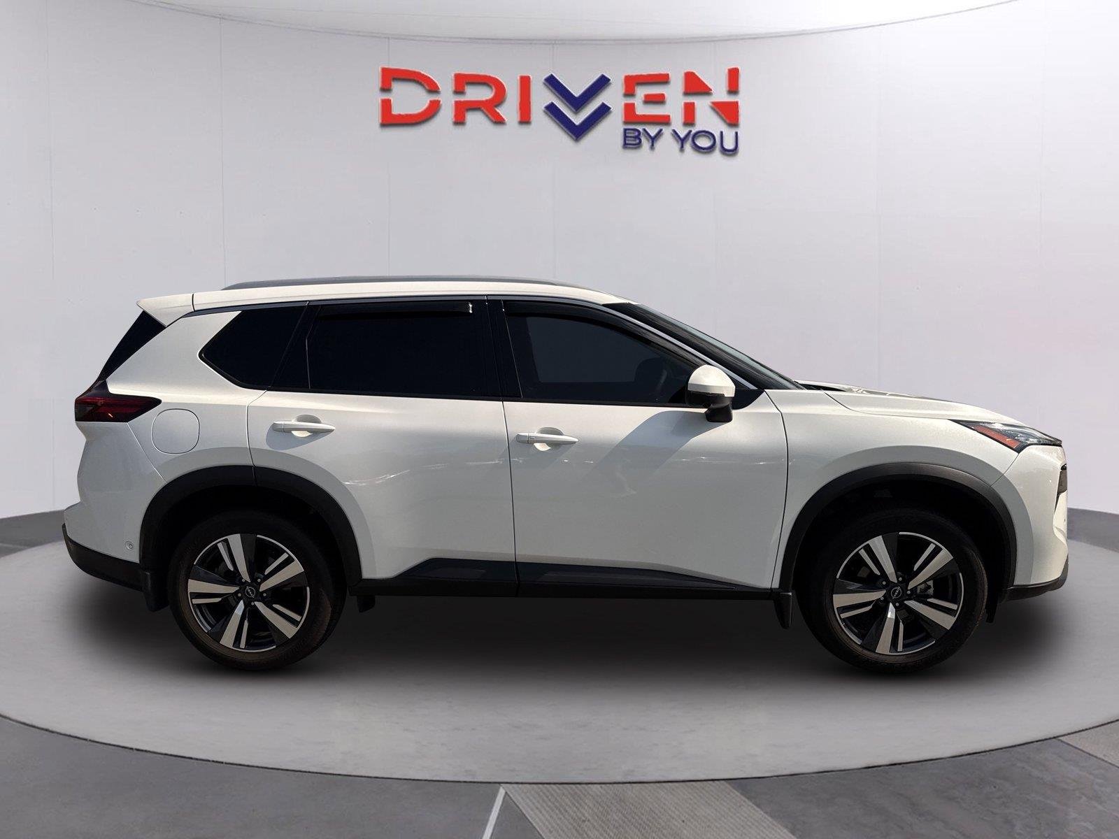 Used 2025 Everest White Pearl Nissan SL image 2