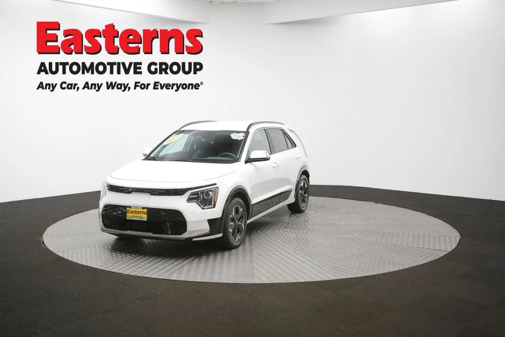 Used 2024 White Kia Wind image 54