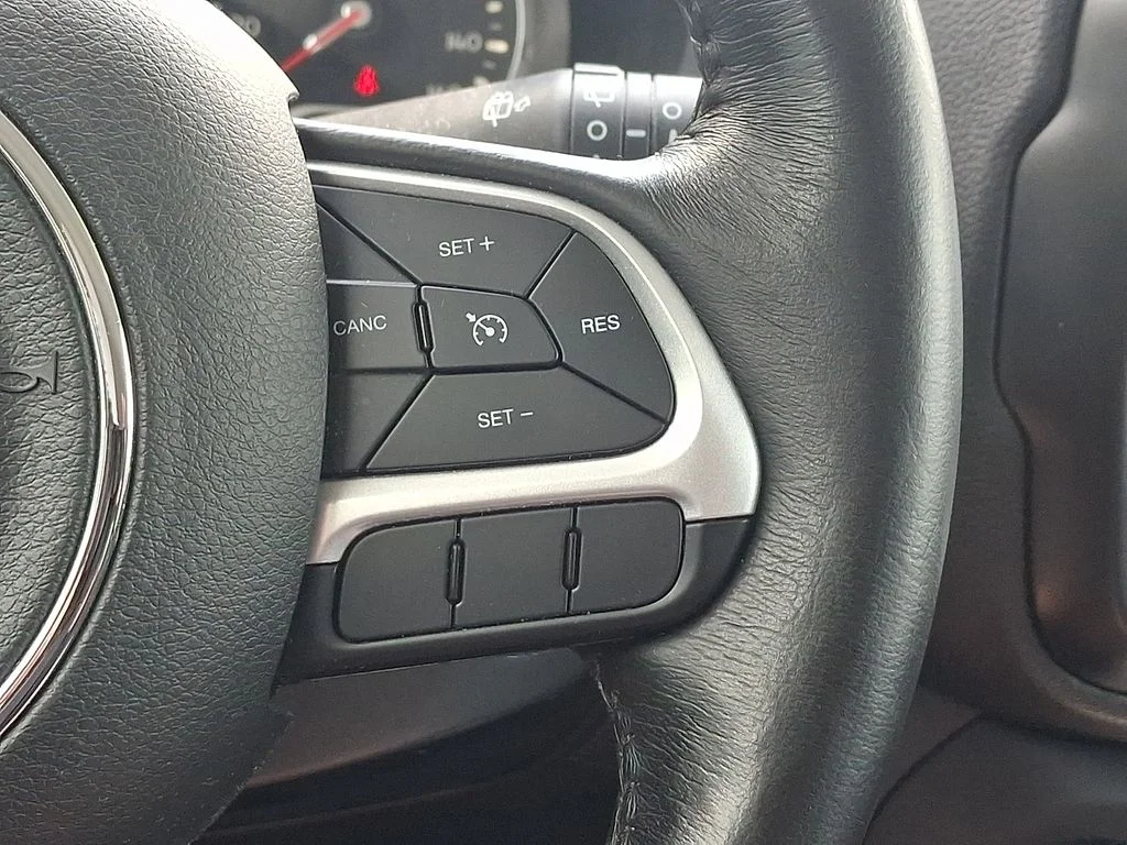 Used 2018 White Jeep Latitude image 20