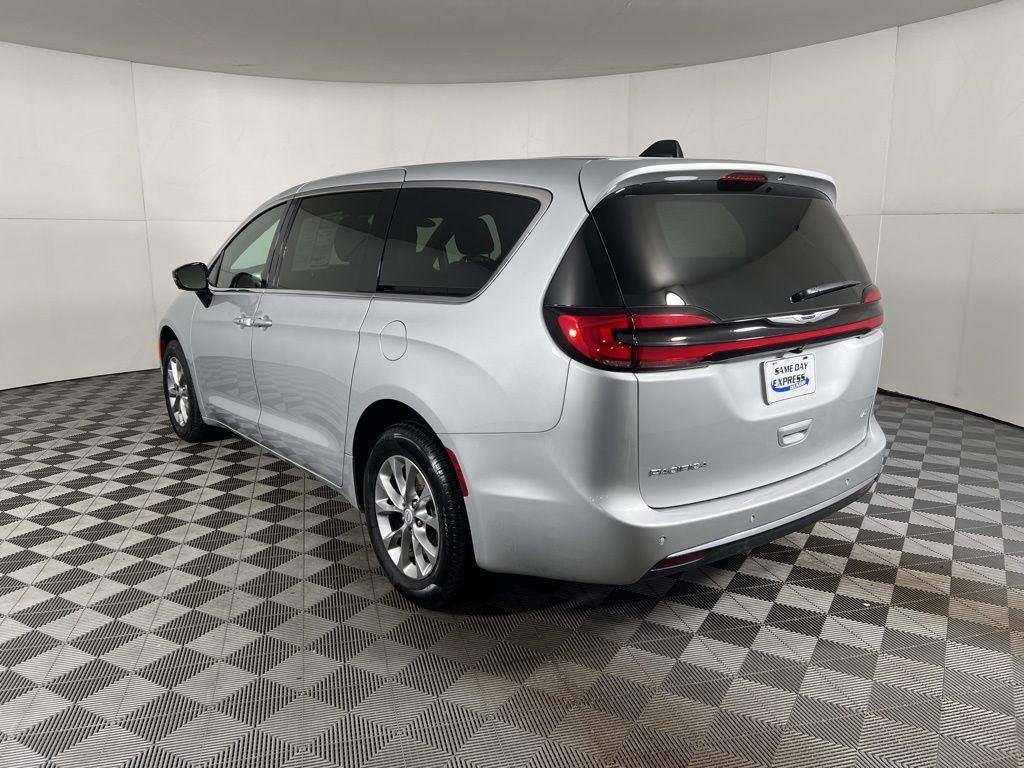Used 2026 Silver Mist Clearcoat Chrysler Select image 31