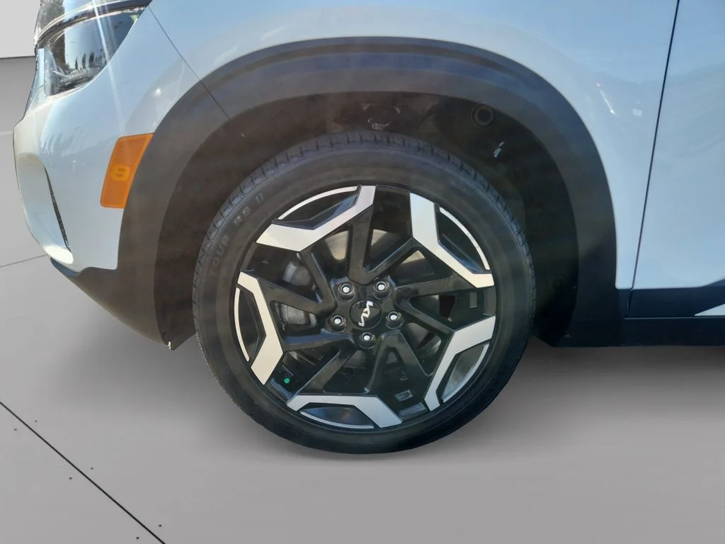 Used 2024 White Kia SX image 9