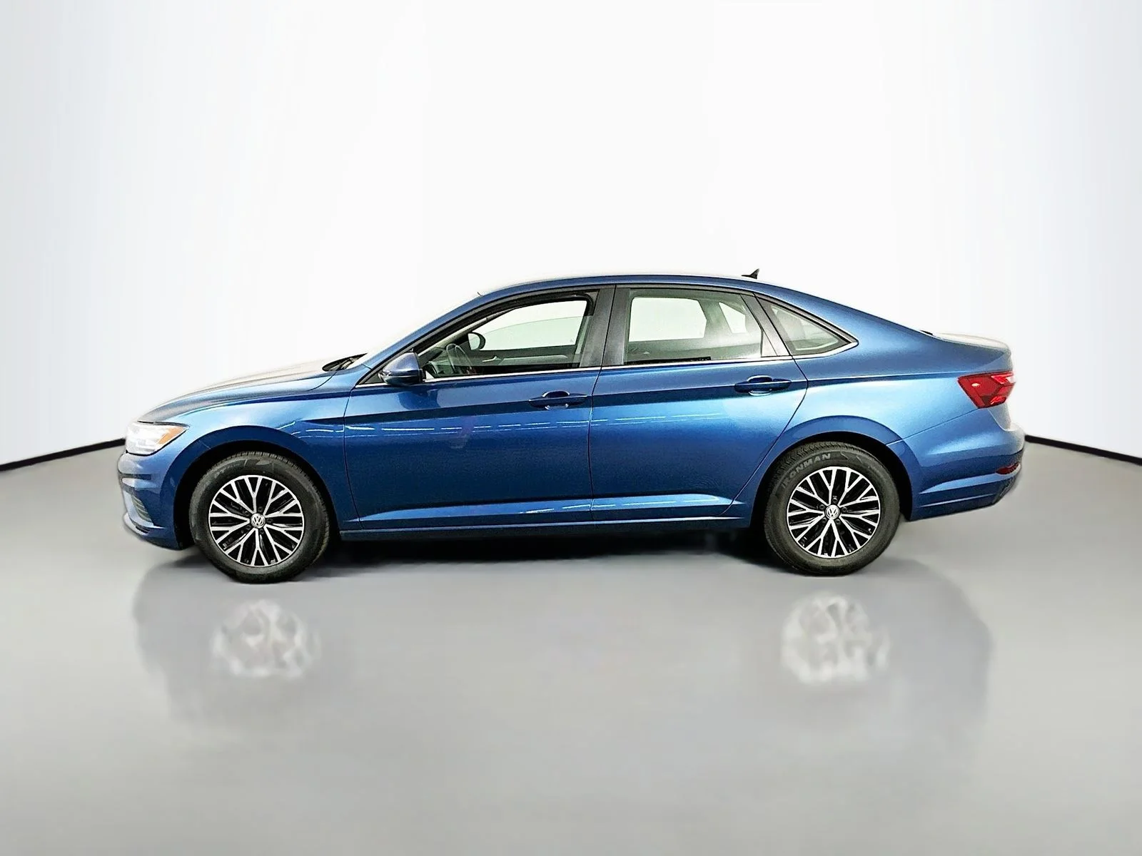 Used 2021 Blue Volkswagen 1.4T SE image 5