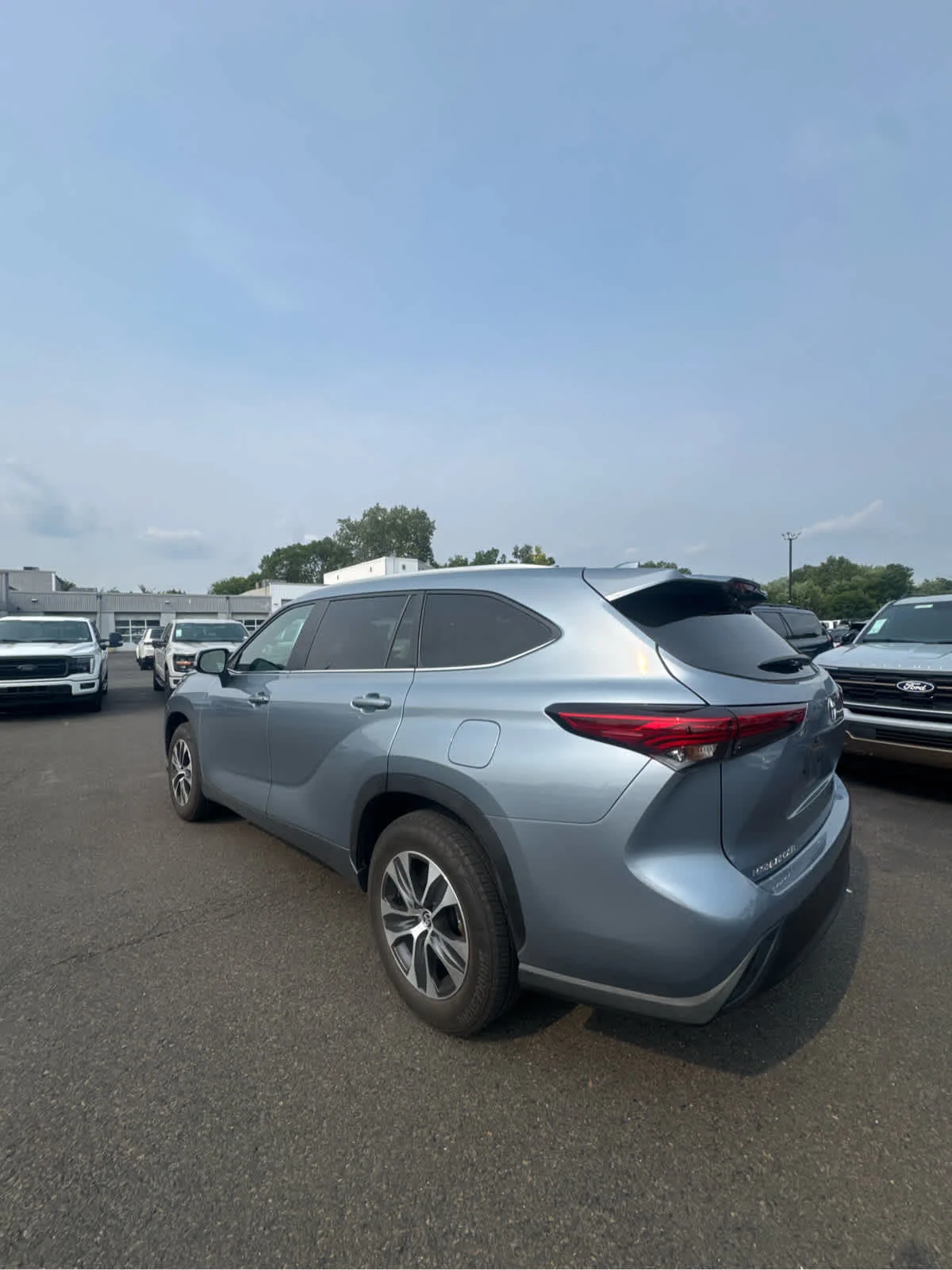 Used 2023 Moon Dust Toyota XLE image 3