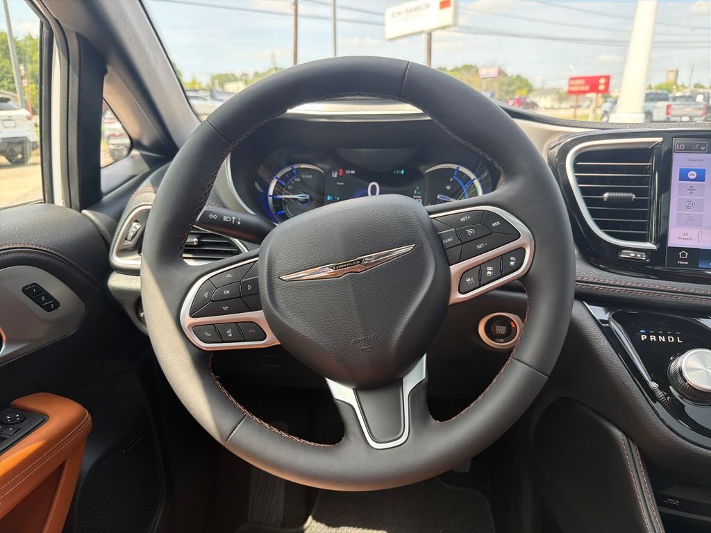 Used 2026 White Chrysler Pinnacle image 17