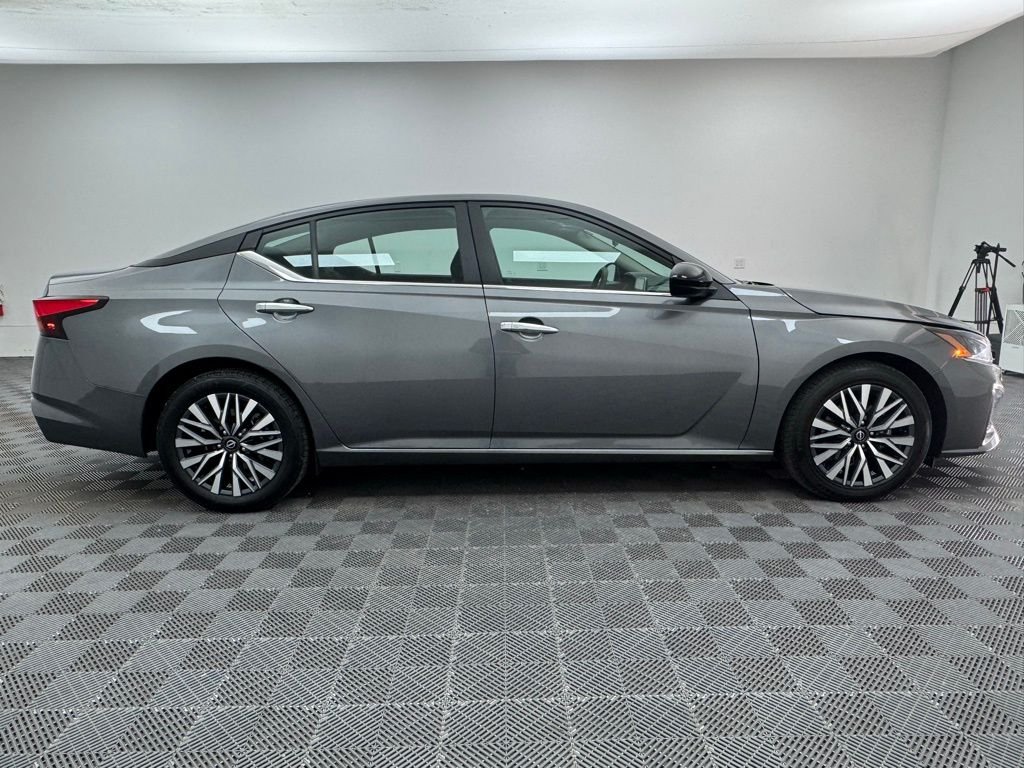 Used 2025 Gun Metallic Nissan 2.5 SV image 4
