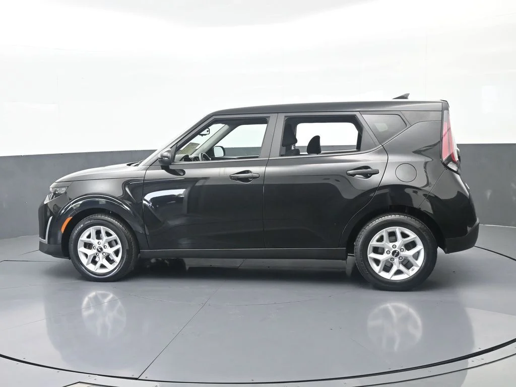 Used 2023 Fusion Black Kia S image 3