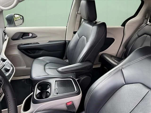 Used 2023 Black Chrysler Touring L image 7
