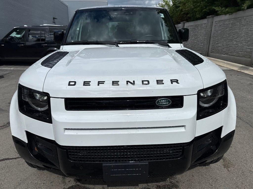Used 2025 White Land Rover X-Dynamic SE image 8