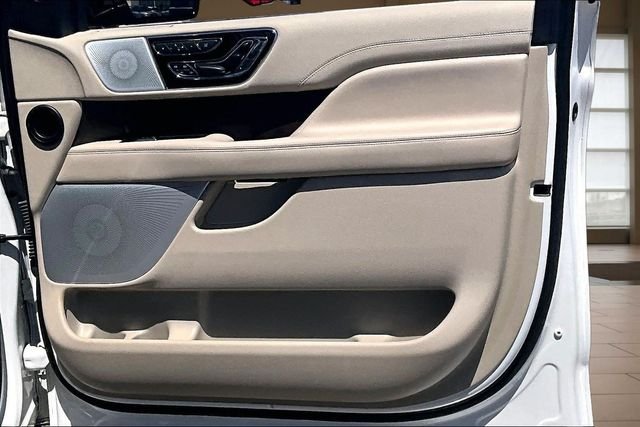 Used 2020 White Lincoln Reserve image 24