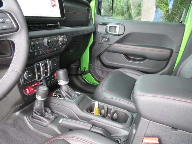 Certified Used 2025  Jeep Rubicon image 18