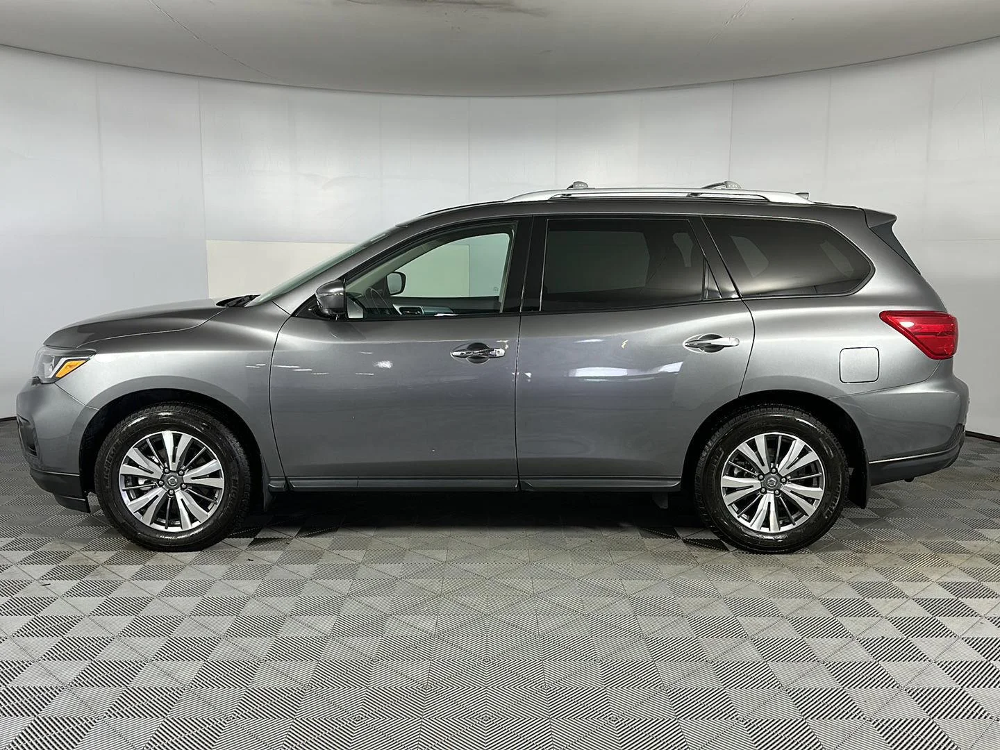 Used 2020 Gun Metallic Nissan SL image 5