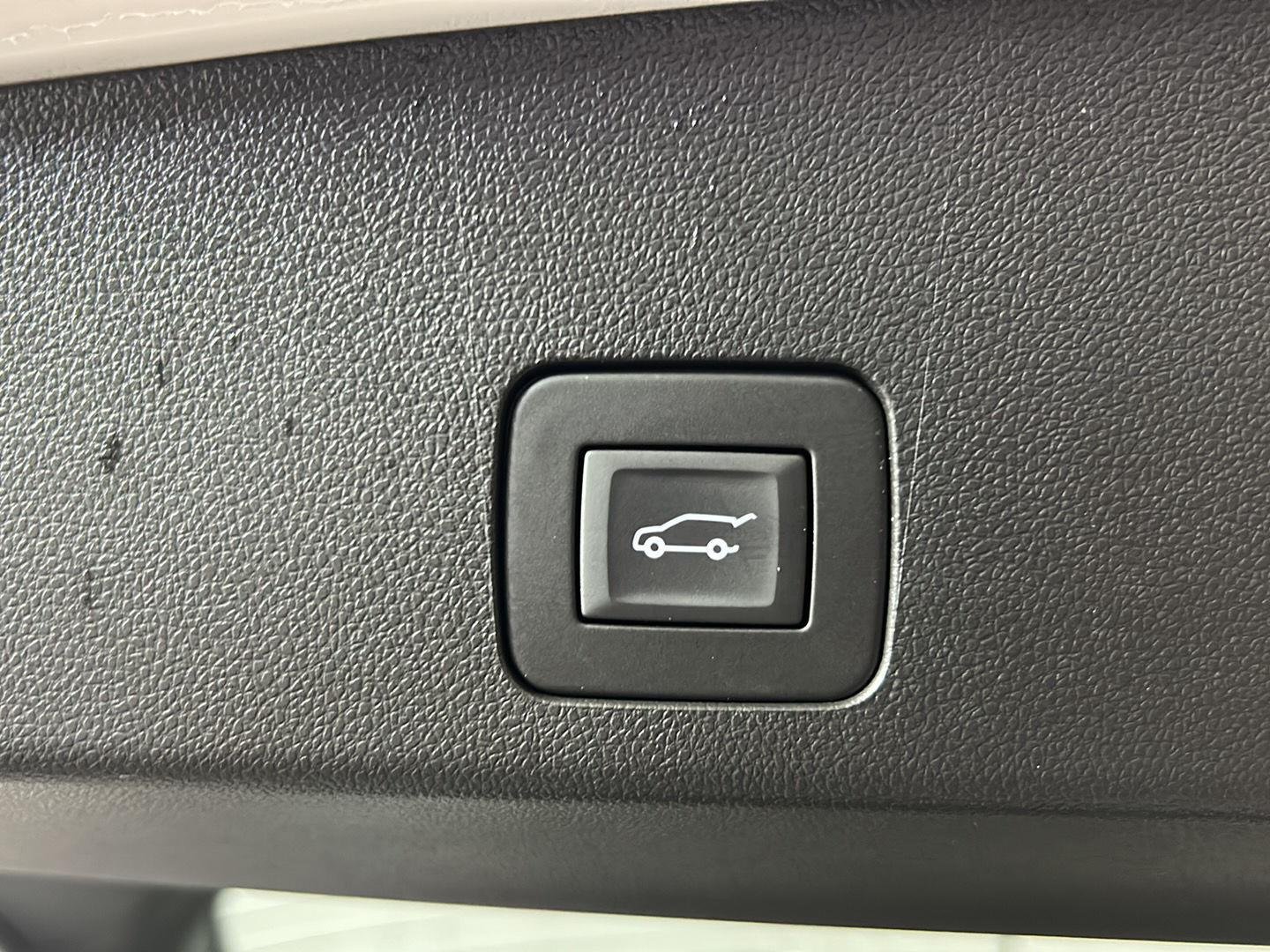 Used 2024 White Frost Tricoat Buick Avenir image 9