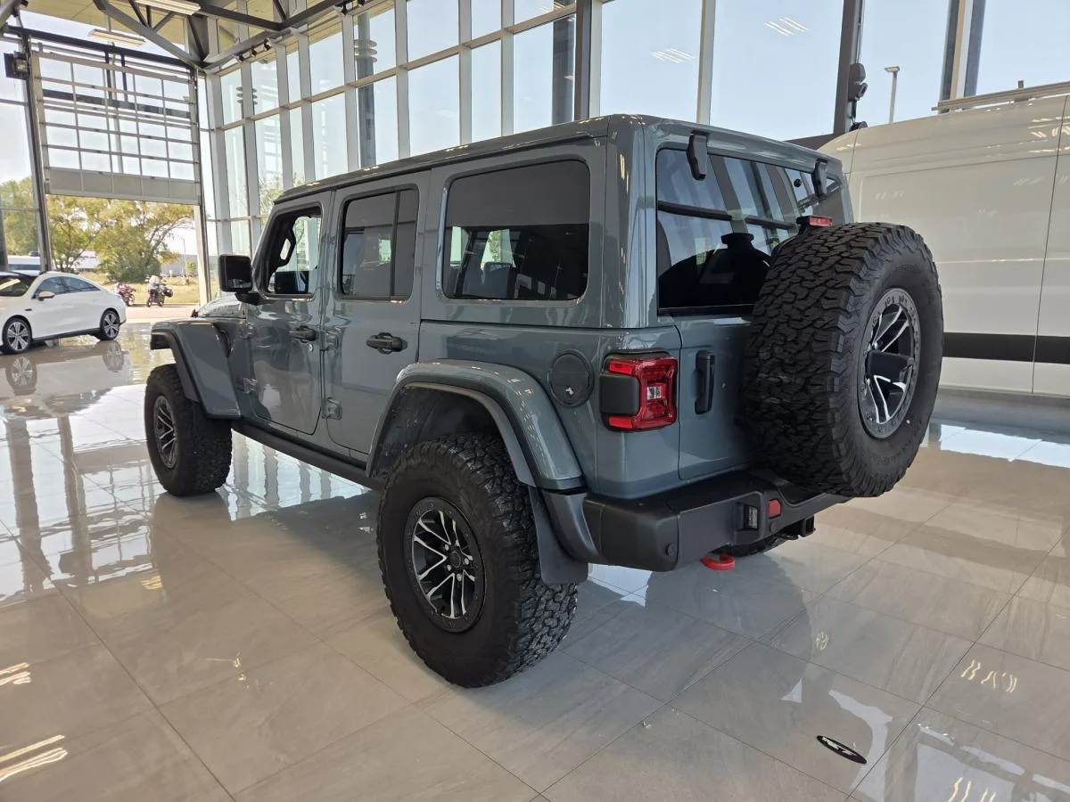 Used 2024 Silver Jeep Rubicon X 4 portes 4x4 TOIT DUR CUIR SIEGES ET VOLANTS CHAUFFANTS CAMÉRA AIR BLUETOOTH image 3