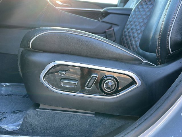 Used 2025  Jeep Summit image 12