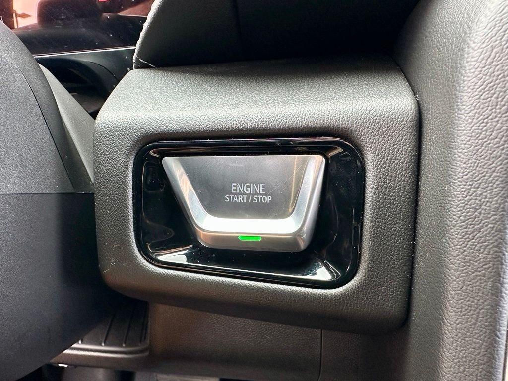 Used 2025 White GMC Denali image 35