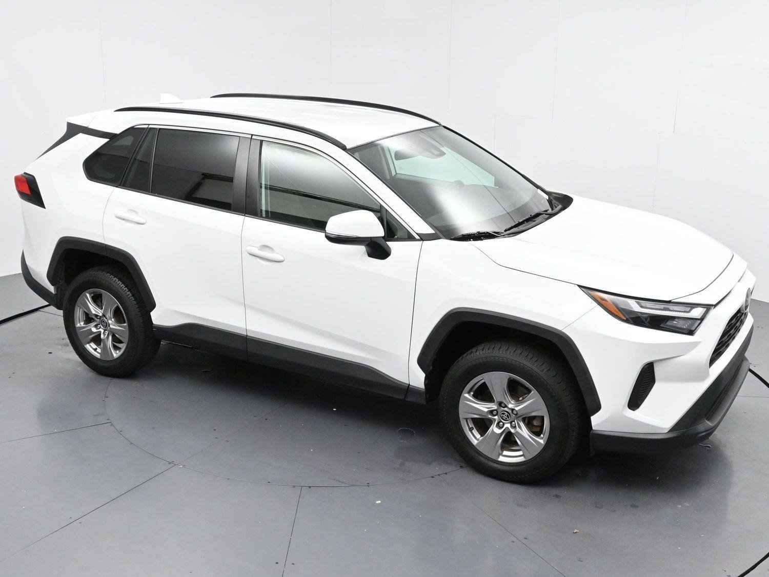 Used 2022 White Toyota XLE image 36