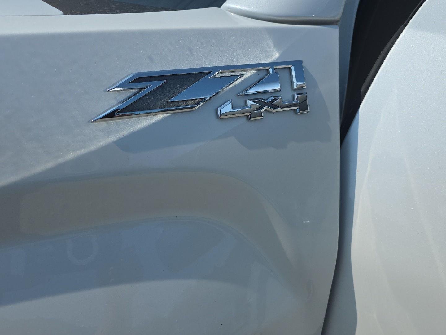 Used 2017 White Frost Tricoat GMC SLT image 38