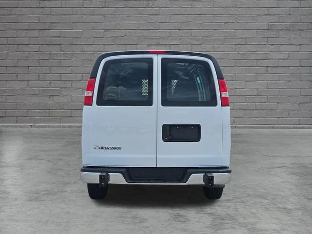Used 2025 Summit White Chevrolet WT image 4