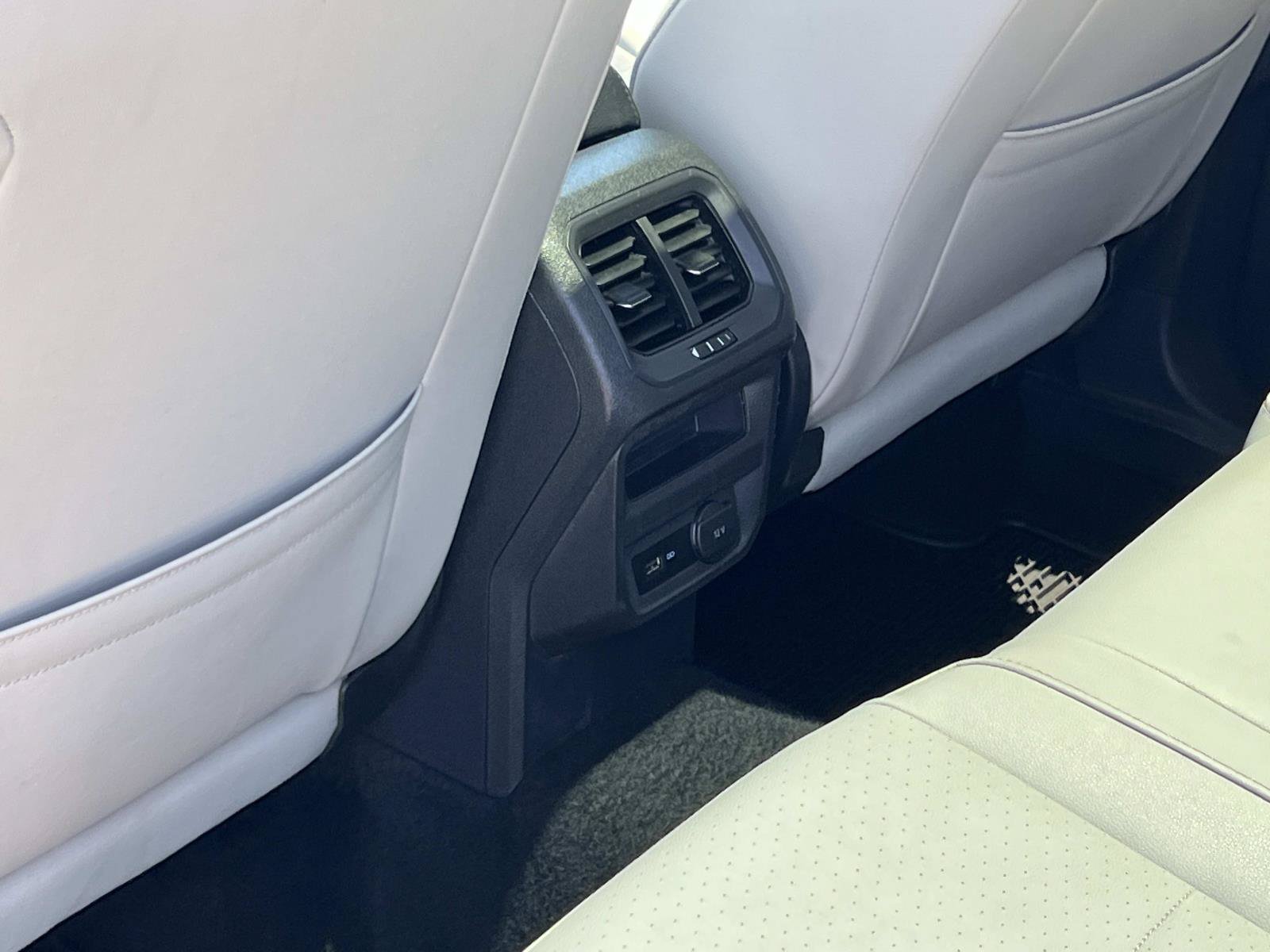 Used 2019 Platinum Gray Metallic Volkswagen SE image 23