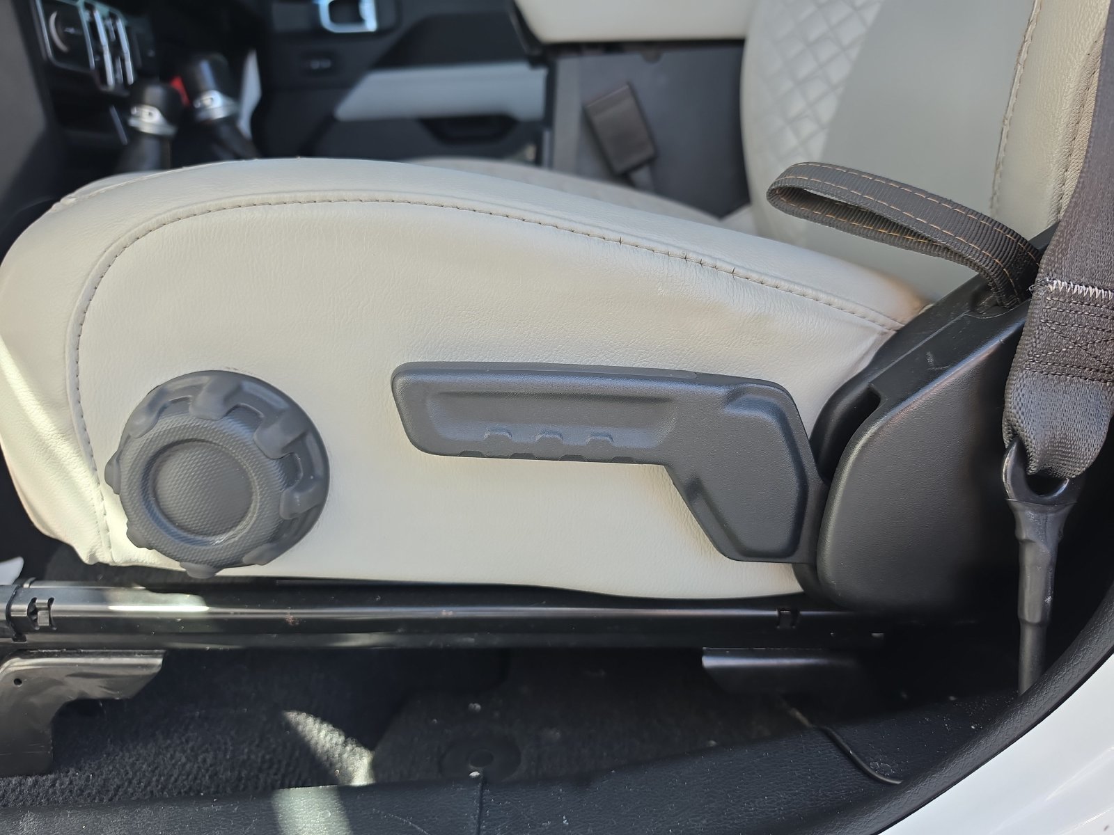 Used 2022 White Jeep High Altitude image 13