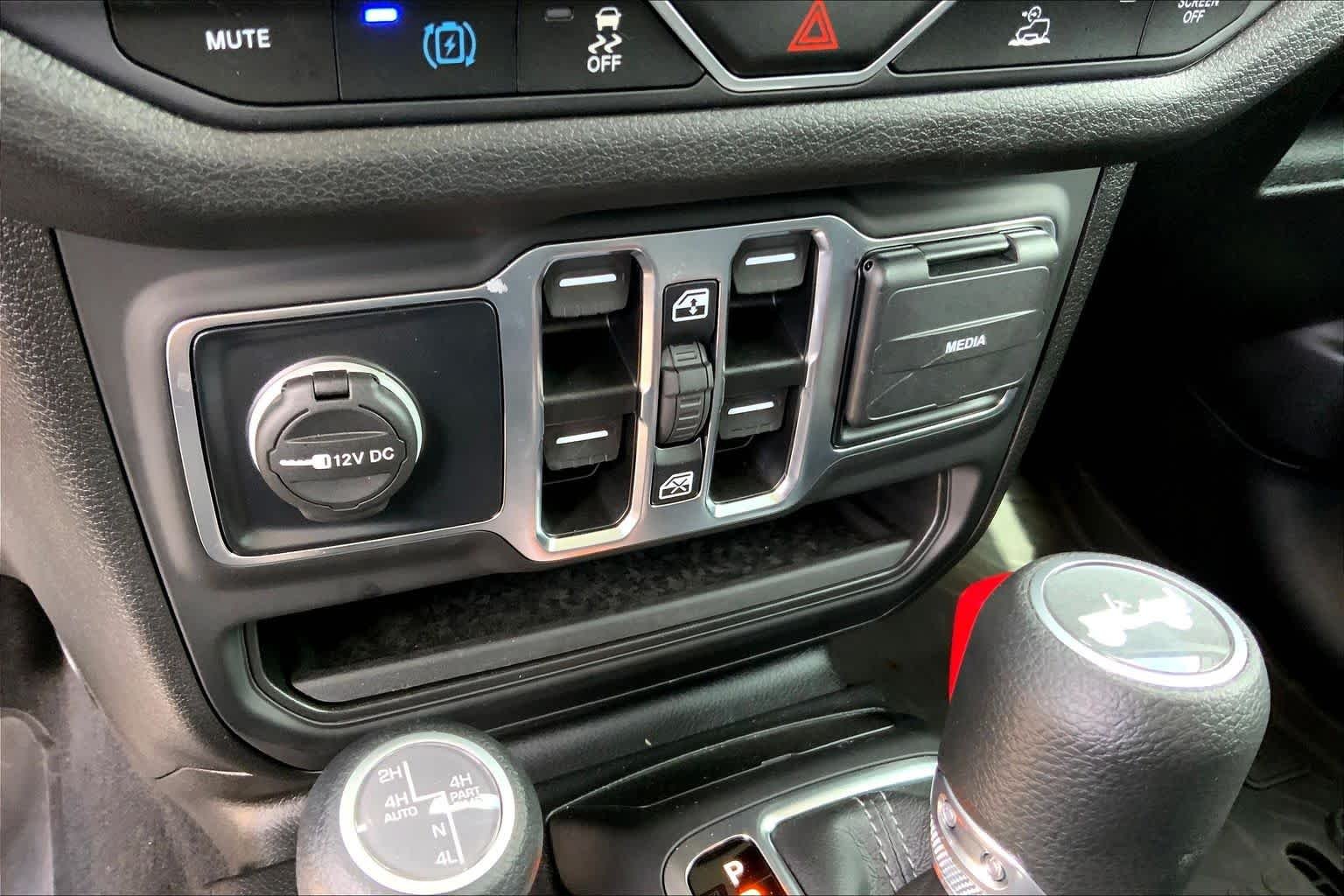 Used 2025 Anvil Clearcoat Jeep Sport S image 25