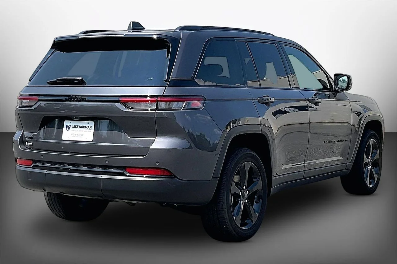 Used 2023 Gray Jeep Altitude X image 8