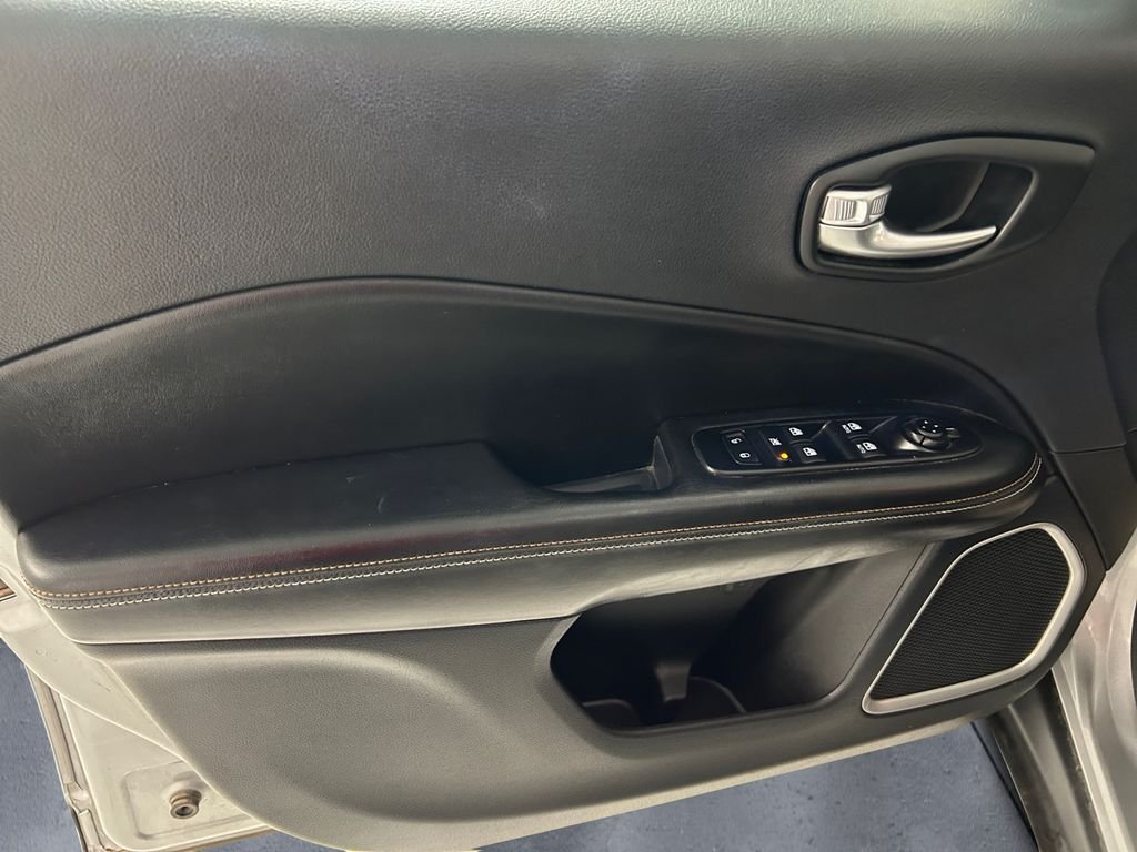 Used 2021 Silver Jeep Latitude image 12