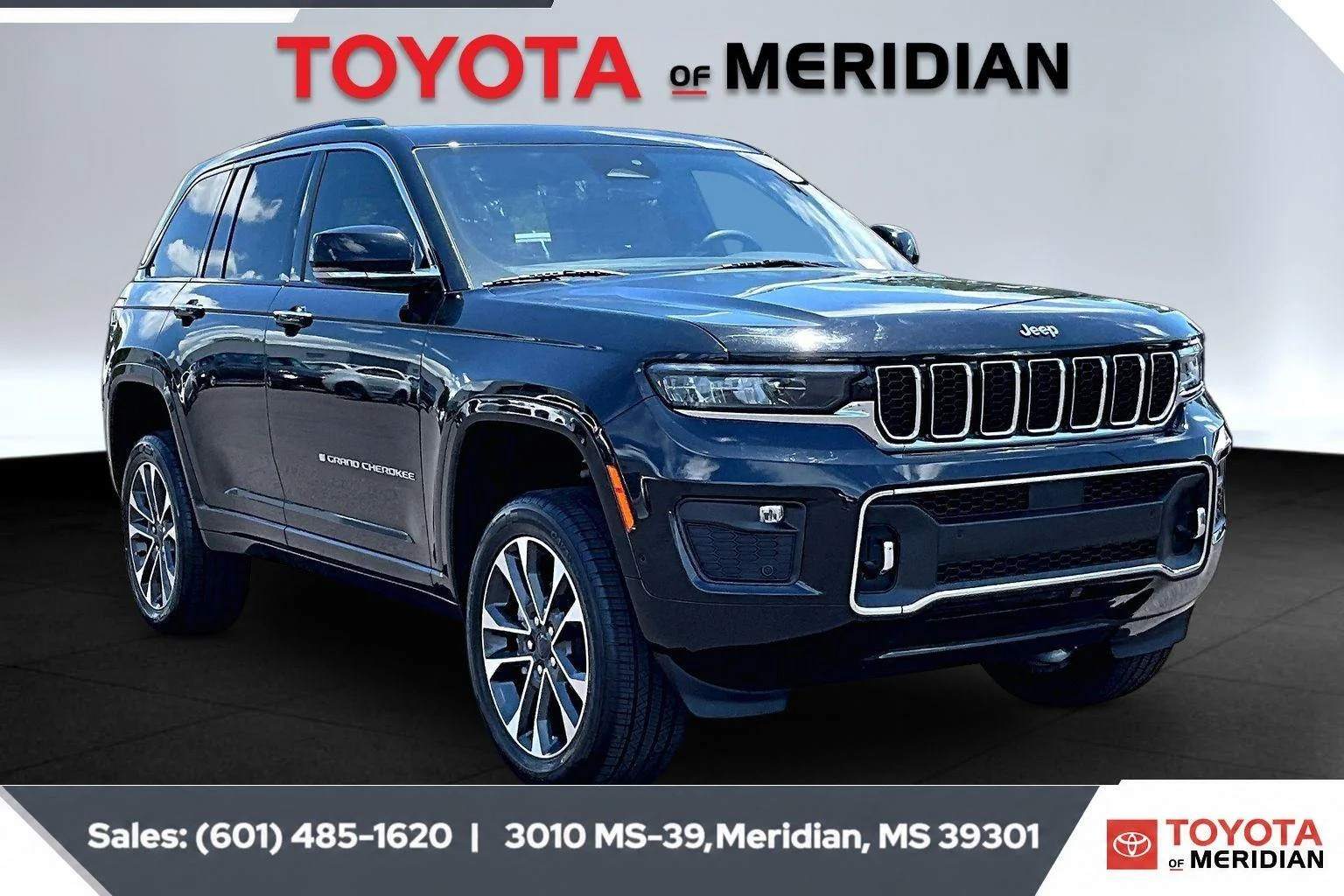 Used 2023 Diamond Black Crystal Pearlcoat Jeep Overland image 1