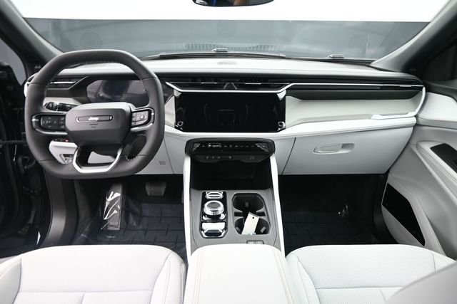 New 2026 Diamond Black Crystal Pearl-Coat Exterior Paint Jeep Limited image 10