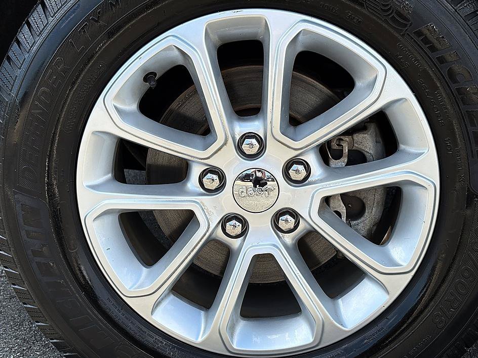 Used 2015 Granite Crystal Metallic Clearcoat Jeep Laredo image 8
