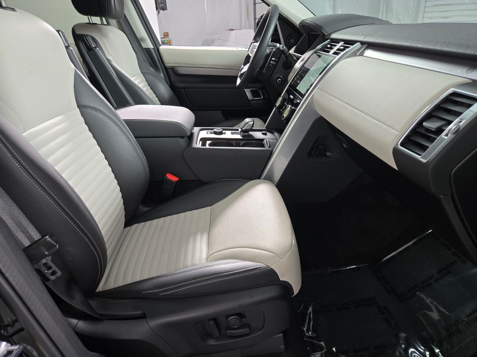 Used 2026 Santorini Black Metallic Land Rover Gemini Edition image 3