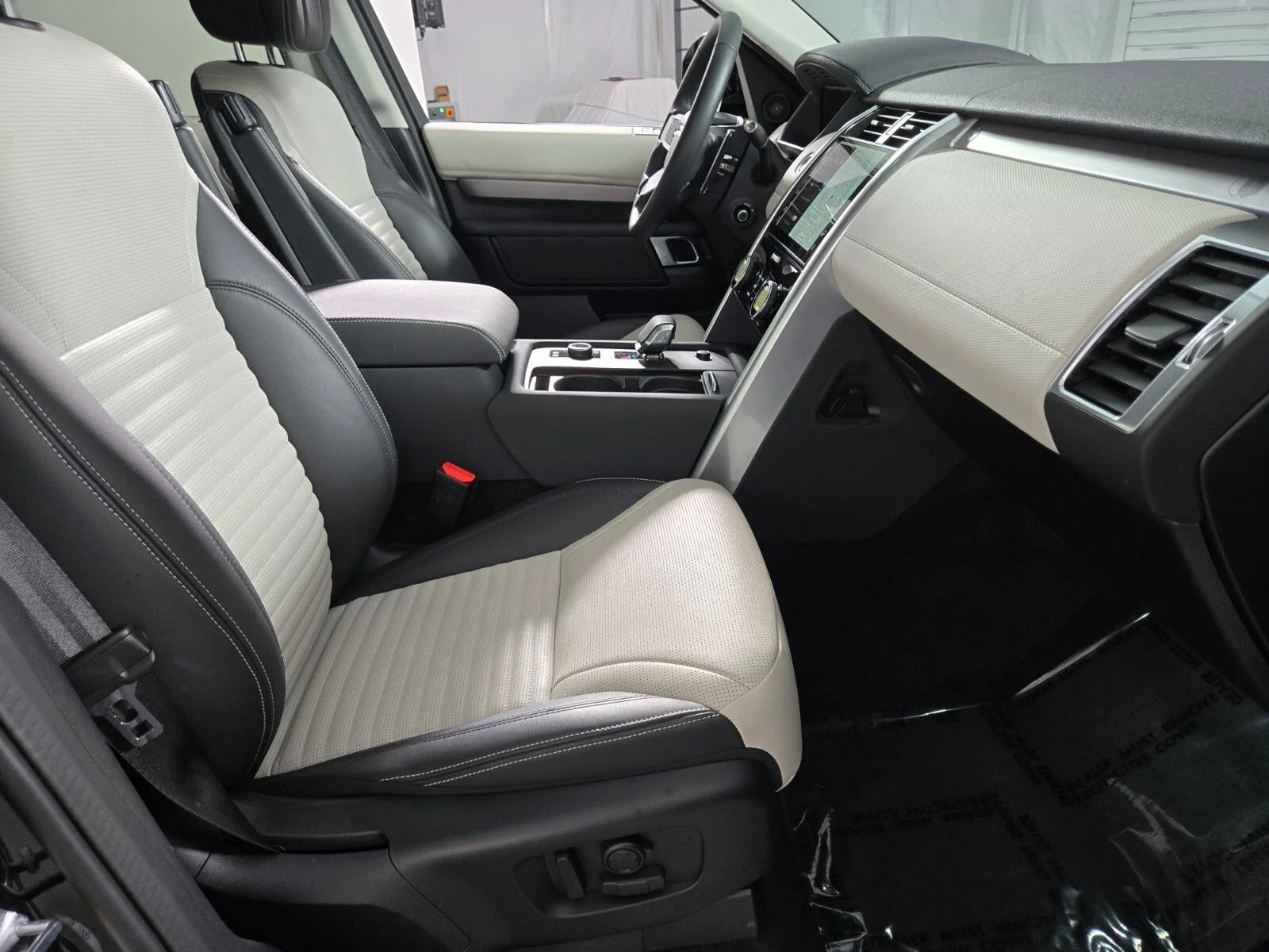 Used 2026 Santorini Black Metallic Land Rover  image 19
