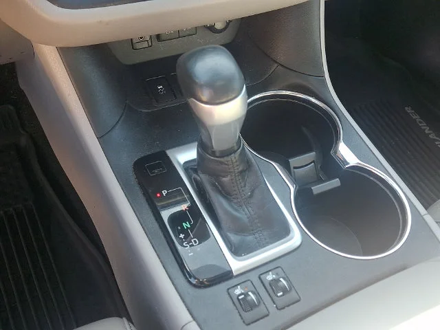 Used 2018 Silver Toyota XLE image 15