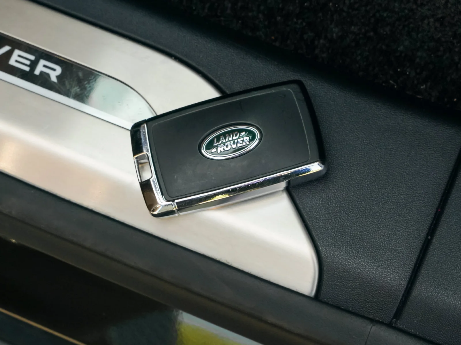 Used 2026 Narvik Black Land Rover SE image 31