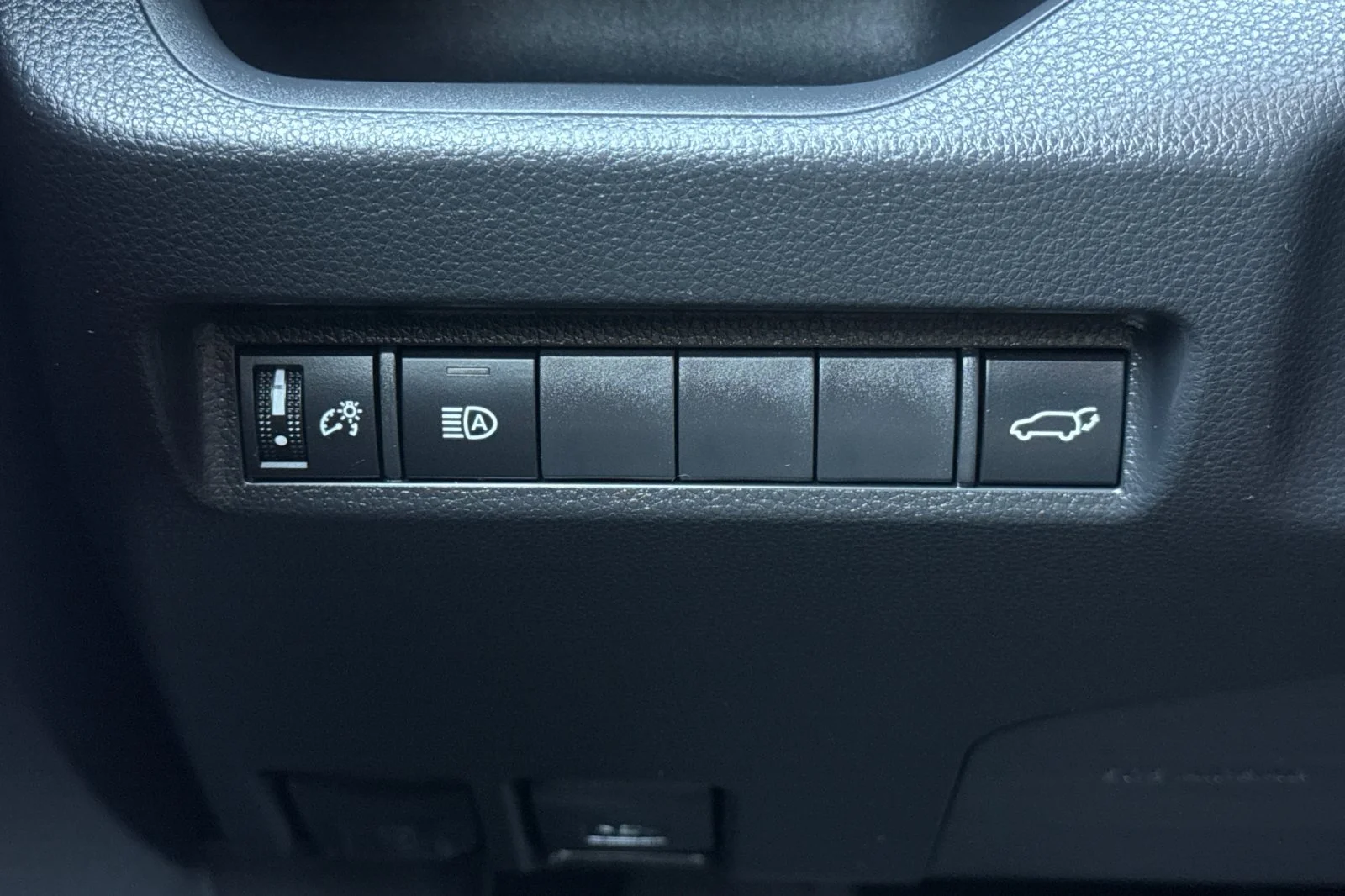 Used 2025 Beige Toyota XLE Premium image 35