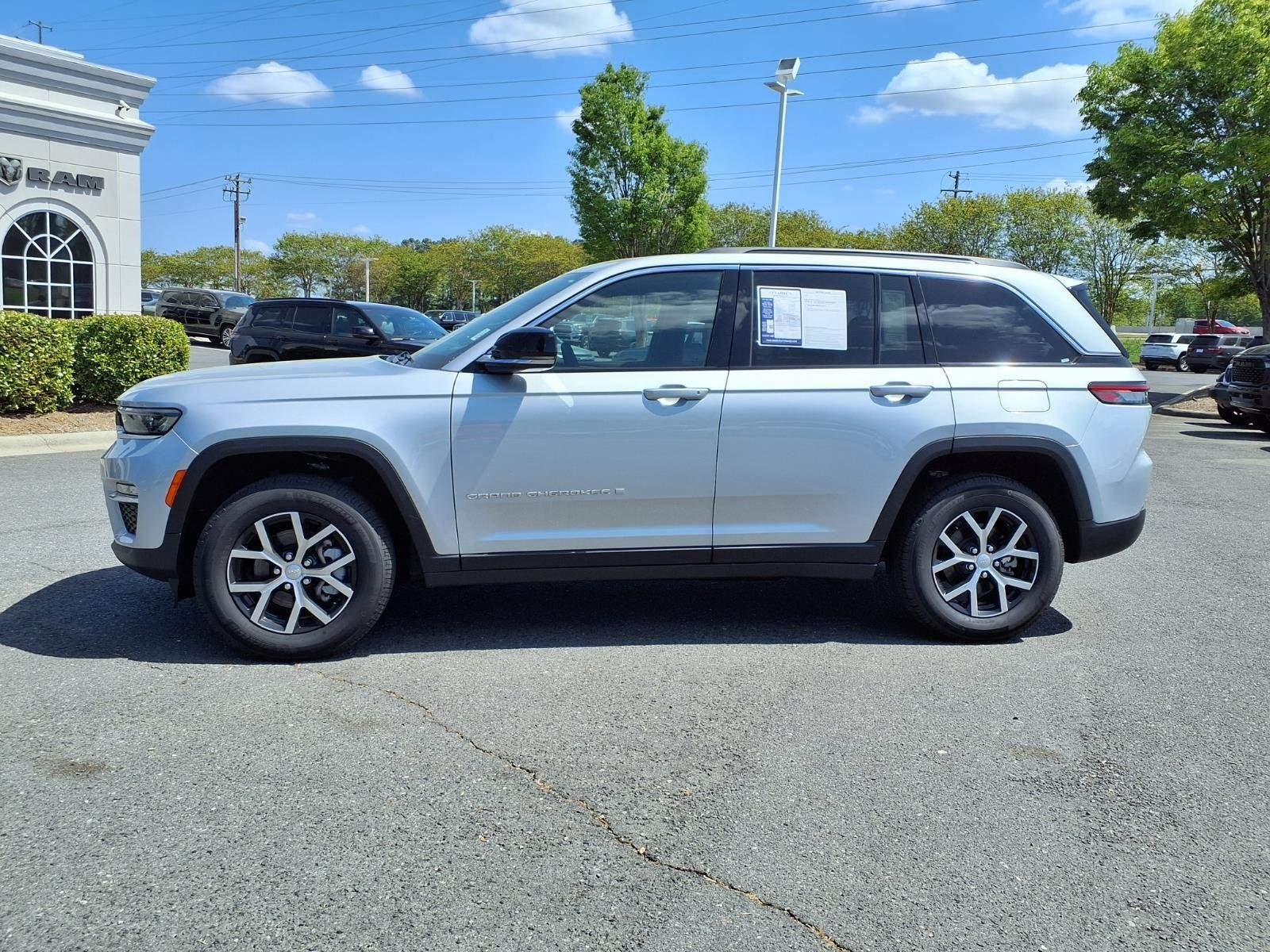 Used 2025 Silver Zynith Jeep Limited image 3