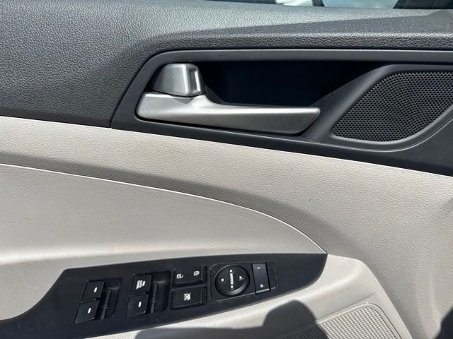 Used 2021 White Hyundai SE image 12